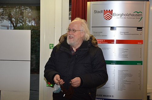 Manfred Warias im Eingangsbereich des Rathauses. - © Andreas Großpietsch