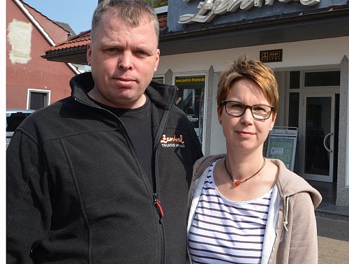Patrick und Nicole Kulemann, Kinobetreiber aus Spenge, bieten ein Autokino vor der OWL-Arena. Foto: Mareike Patock - © Mareike Patock