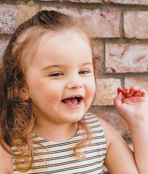 Die kleine Elisa aus Hamburg wurde nur drei Jahre alt. Sie litt unter einem unheilbaren Hirntumor. - © Privat