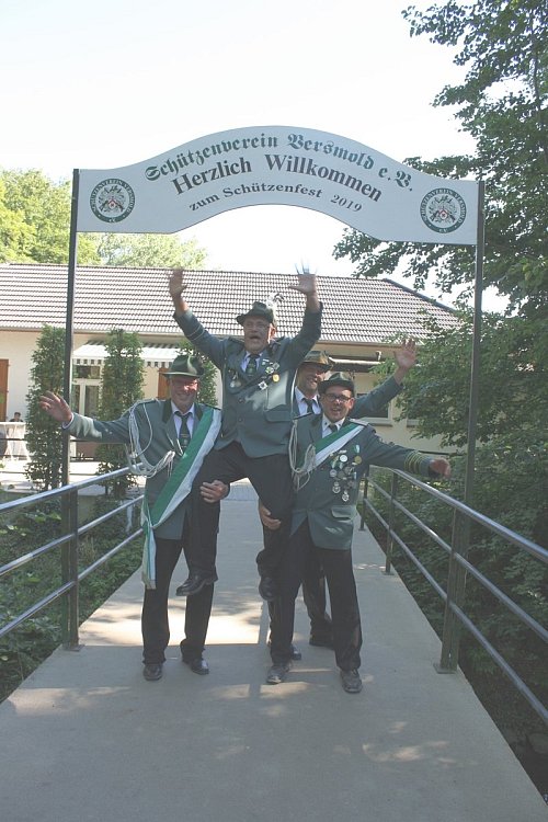 In Feierlaune: Nach einem zähen Ringen mit dem Adler wird Reiner »der Glückliche« Nietschmann auf den Schultern von Robert Orth (von links), Marco Beckmeier und Matthias Pieper vorgestellt. - © Rita Sprick
