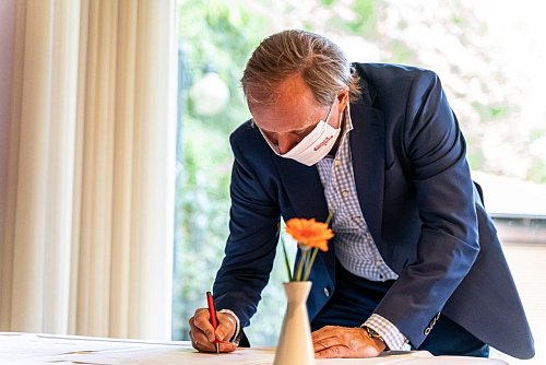 Hans-Ewald Reinert unterschreibt das Manifest. - © TFB