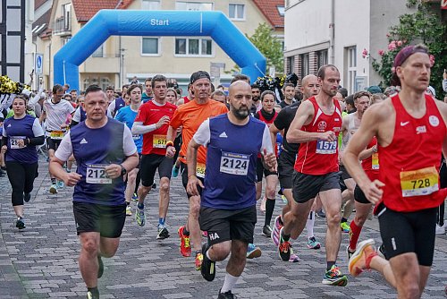 Mehr als 1.000 Starterinnen und Starter erreichten im vergangenen Jahr bei der Nacht von Borgholzhausen die Ziellinie. - © LA Nacht von Borgholzhausen 2024