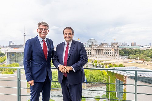 Kulturstaatsminister Wolfram Weimer (l.) und NRW-Medienminister Nathanael Liminski (CDU) in Berlin. - © Foto: David von Becker