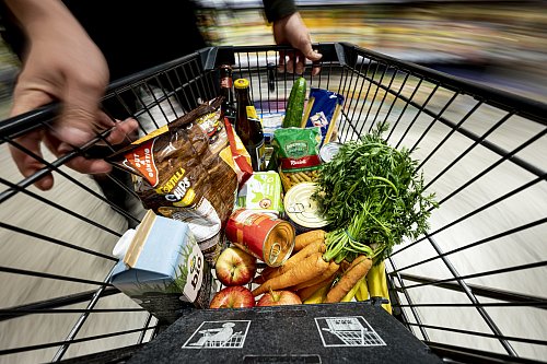 Kameras registrieren in der Aldi-Filiale in Greenwich, was alles im Einkaufswagen landet. - © Fabian Sommer/dpa