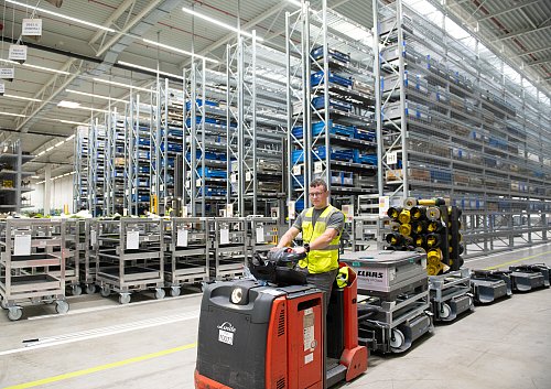 Bad Saulgau ist das Kompetenzzentrum für Futtererntetechnik und JAGUAR Gutfluss in der CLAAS Gruppe. Im Rahmen von ForageGO! wurden u.a. die Standortinfrastruktur modernisiert und flussoptimierte Montagelayouts installiert. Das Bild zeigt das neue Logistikzentrum. - © Claas