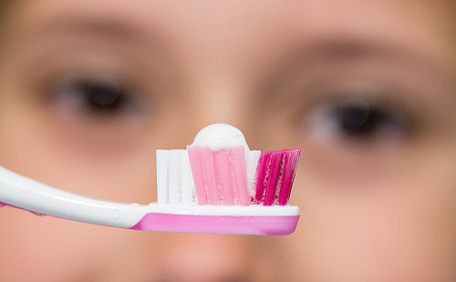 Kinder und Jugendliche im Kreis Gütersloh sollten öfters zur Prophylaxe gehen. - © dpa