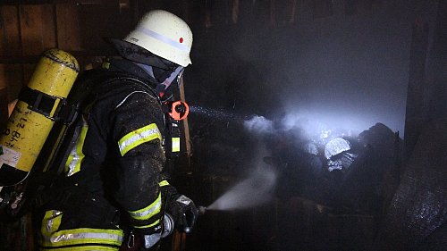 Löscharbeiten: Die Feuerwehr war kurz nach der Alarmierung um 22.27 Uhr vor Ort. - © Andreas Eickhoff