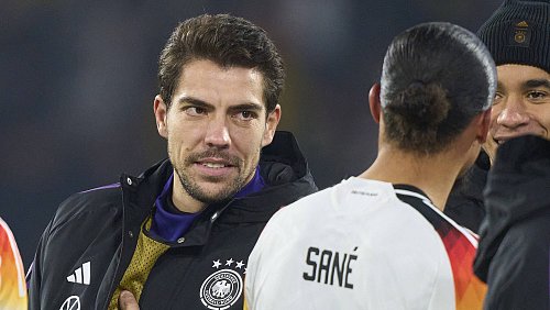 Stefan Ortega Moreno (l.) spricht nach dem Spiel gegen Bosnien-Herzegowina mit Leroy Sané und Jamal Musiala. - © IMAGO/ActionPictures