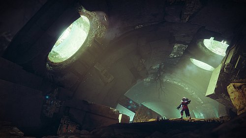 Die atmosphärischen Level überzeugen mit spannendem Lichtspiel und glaubwürdiger Sci-Fi-Architektur. - © Bungie