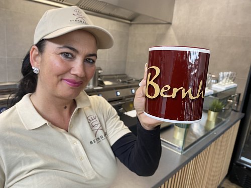 Doris Seeger präsentiert im Steinhagener Lokal eine Bernhard's-Tasse. - © Frank Jasper