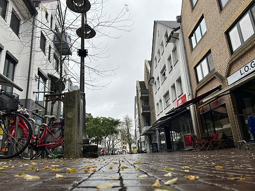 In diesem Bereich der Königsstraße ist das Opfer von den Trickbetrügerinnen kontaktiert worden. - © Christian Bröder