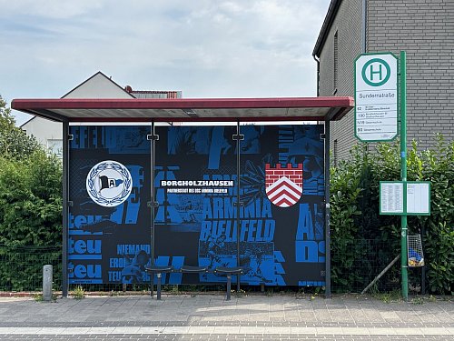 Auch an der Bushaltestelle "Sundernstraße" gibt es jetzt ein neues Design des DSC Arminia Bielefeld. - © Stadt Borgholzhausen