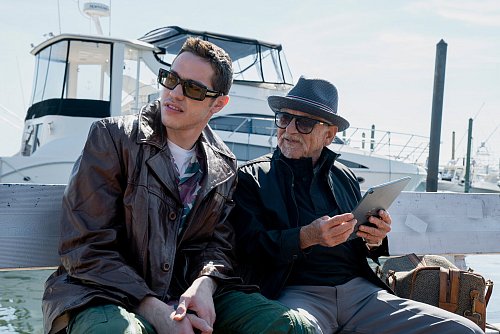 Pete (Pete Davidson, l.) und sein Großvater Joe (Joe Pesci, r.) sitzen am Hafen und sinnieren über ihr Leben. - © ZDF und Peacock