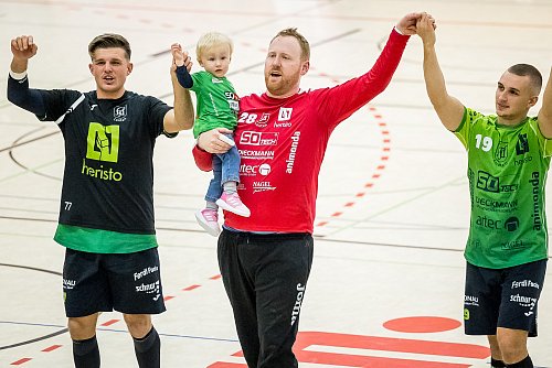 Loxtener Jubel nach dem Sieg über Bad Salzuflen: Florian Schöße, Torwart Marco Possehl und Tochter Leana sowie Daniel Schidetzky (von links). - © Sören Voss