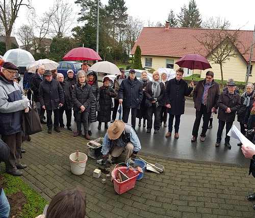 Verlegung des Stolpersteins für Christian Schalkan der Künsebecker Hauptstraße durch den Künstler Gunter Demnig. - © Uwe Pollmeier