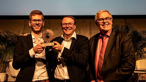 Preisverleihung in Berlin: Falk Olias (von links) und Karl B. Bock erhalten von Rüdiger Edelmann den Columbus-Ehrenpreis der Vereinigung Deutscher Reisejournalisten. - © Holger Leue
