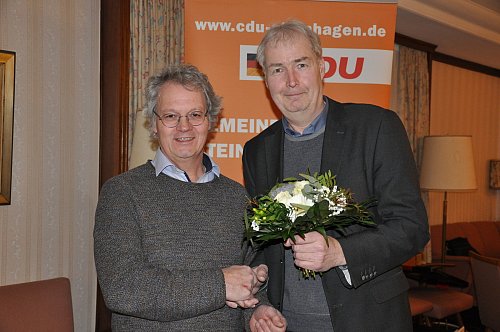 Hans-Heino Bante-Ortega (links) tritt für die CDU als Bürgermeisterkandidat an. Der Vorsitzende Dirk Lehmann gratulierte ihm zur Wahl. Der Blumenstrauß geht übrigens an die Ehefrau des Brockhageners, denn sie stünde immer hinter ihm und würde ihn unterstützen, so Bante-Ortega in seiner Dankesrede. - © Sonja Faulhaber