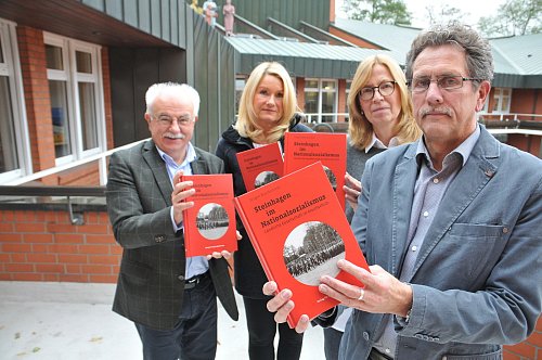 Stellen das Buch vor: Bürgermeister Klaus Besser (von links), Schulamtsleiterin Gabi Schneegaß, Gemeindearchivarin Petra Holländer und der Autor Dr. Jürgen Büschenfeld. - © Frank Jasper