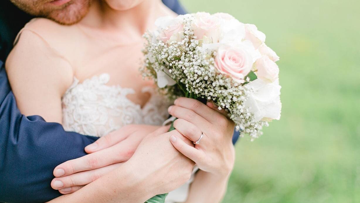 Hochzeitspaar im Brautkleid und Anzug - romantische Hochzeitsfeier